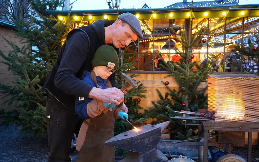 Schmieden für Kinder auf dem Weihnachtsmarkt in Lippstadt