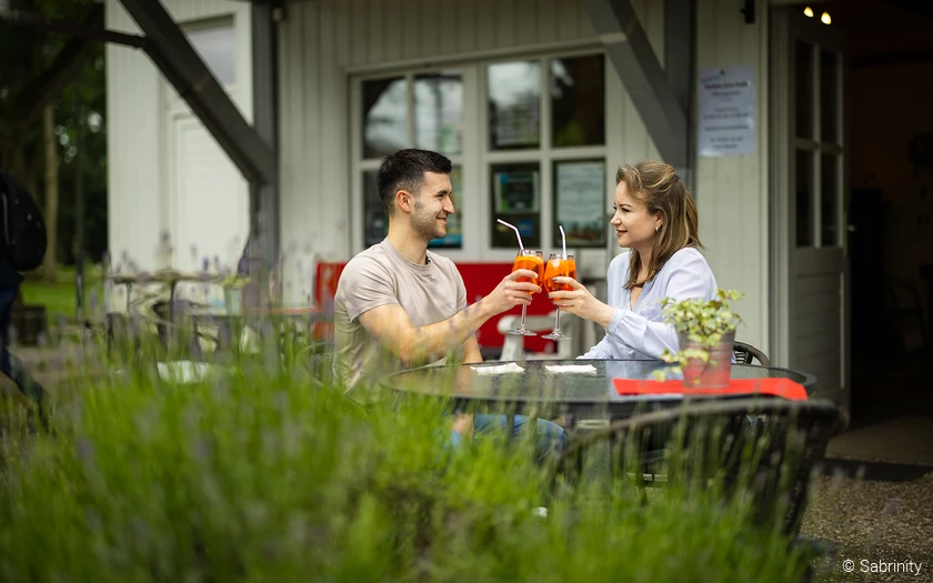 Aperol Sprizz vor der Guten Stube