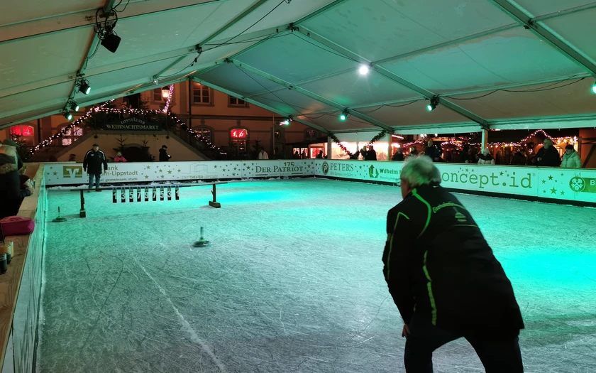 Eisstockschießen auf dem Weihnachtsmarkt in Lippstadt