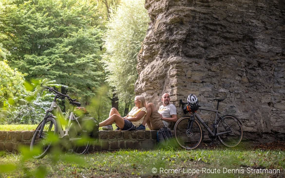 Pause an der Burgruine © Römer-Lippe-Route Dennis Stratmann