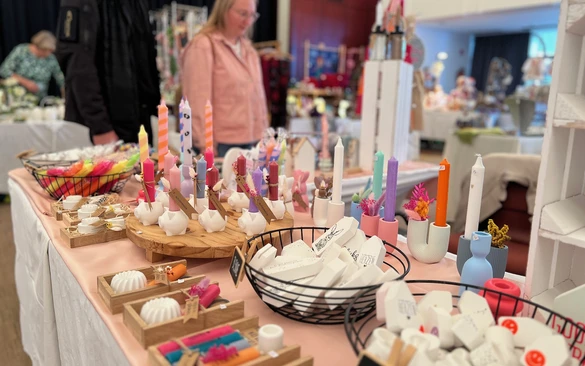 Stand mit bunten Osterdekorationen