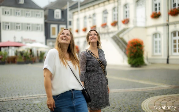 Besucherinnen auf dem Rathausplatz Lippstadt