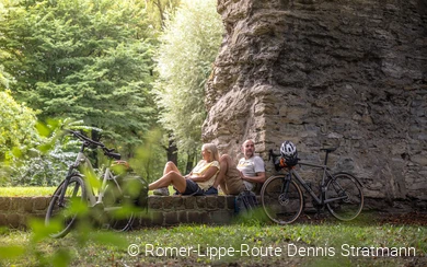 Pause an der Burgruine © Römer-Lippe-Route Dennis Stratmann