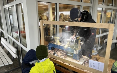 Holzarbeiten beim Weihnachtsmarkt in Bad Waldliesborn