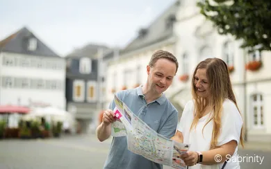 Paar auf Rathausplatz mit Stadtplan