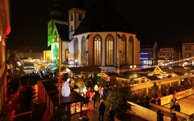 Blick auf die Marienkirche während des Weihnachtsmarkts