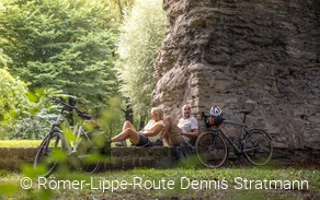 Pause an der Burgruine © Römer-Lippe-Route Dennis Stratmann