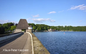 Staumauer und Möhnesee