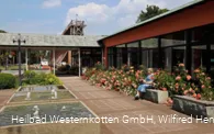 Vor der Kurhalle im Kurpark von Bad Westernkotten