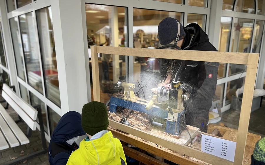Holzarbeiten beim Weihnachtsmarkt in Bad Waldliesborn