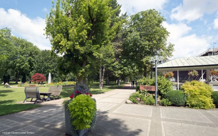 An der Kurhalle im Kurpark von Bad Westernkotten An der Kurhalle im Kurpark von Bad Westernkotten