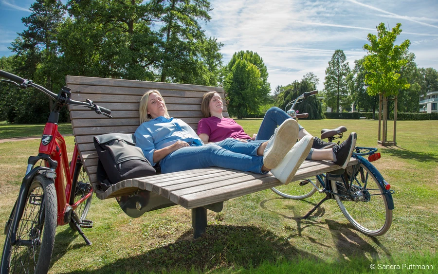 Kurparksofa © Sandra Püttmann.jpg Frauen auf Kurparksofa © Sandra Püttmann.jpg