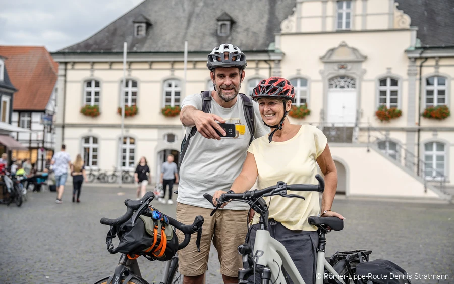 Radfahrende vor dem Rathaus © Römer-Lippe-Route Dennis Stratmann