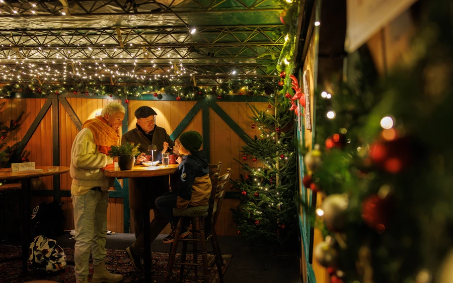 Überdachte Gastro-Stände auf dem Weihnachtsmarkt