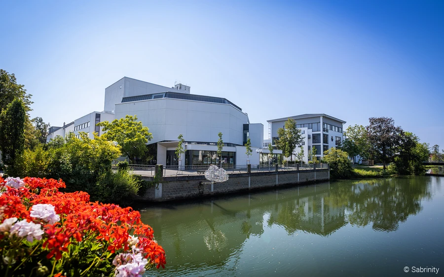 Stadttheater im Sommer