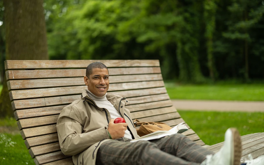 Kurparksofa mit Apfel