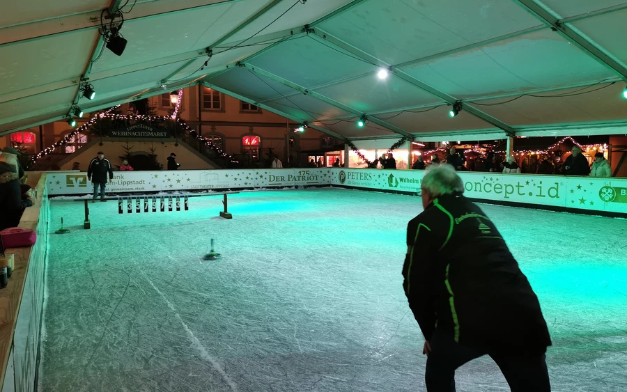 Eisstockschießen auf dem Weihnachtsmarkt in Lippstadt