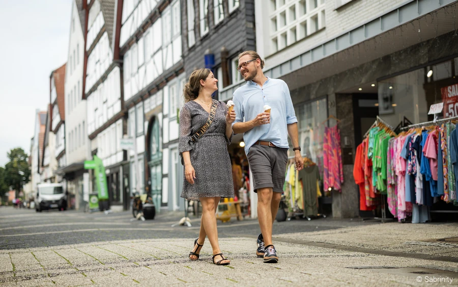 Eis essen in der Altstadt