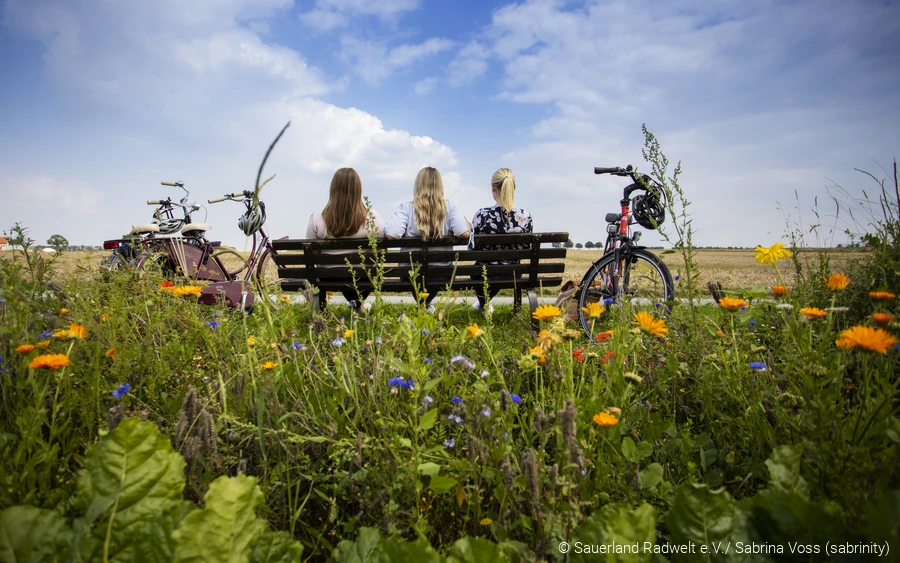 Radfahrerinnen machen Pause © Sauerland Radwelt e.V./ Sabrina Voss (sabrinity)