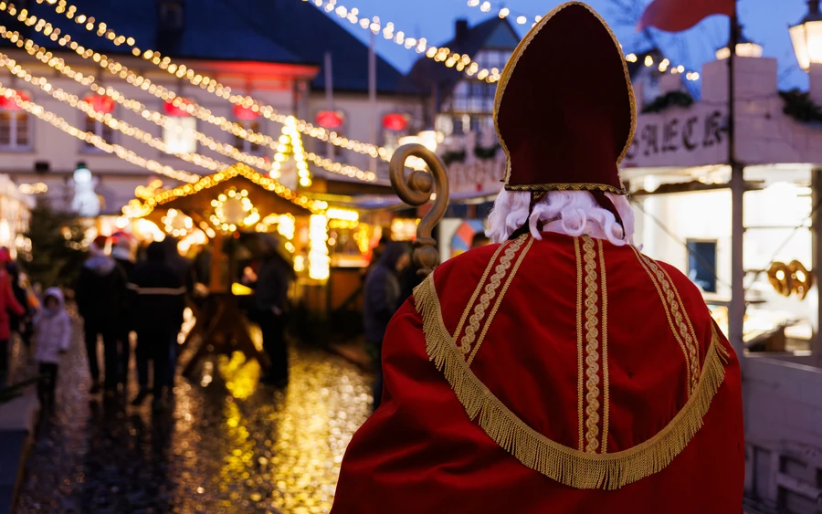 Der Nikolaus zu Besuch auf dem Weihnachtsmarkt in Lippstadt