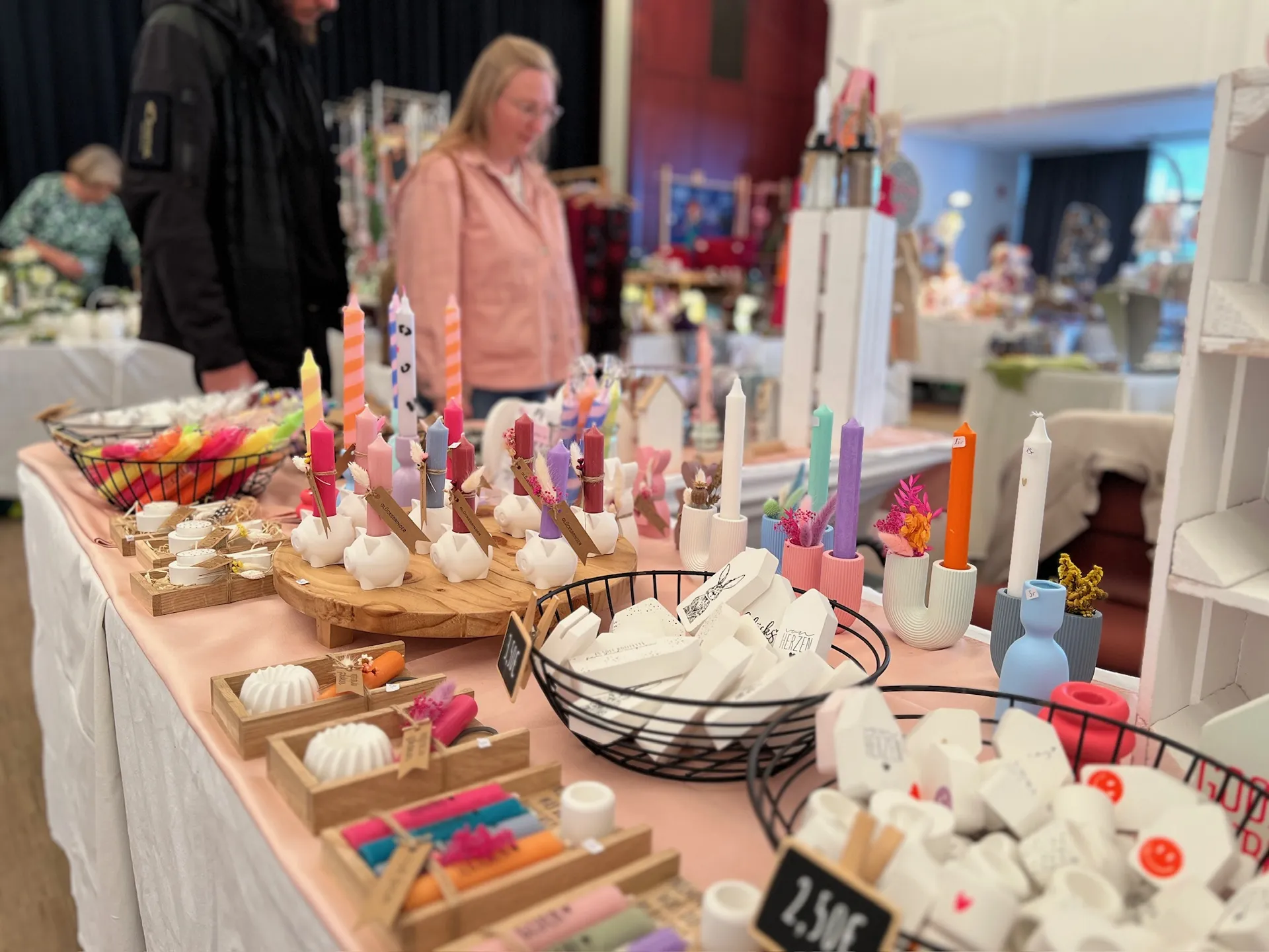 Stand mit bunten Osterdekorationen
