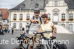 Radfahrende vor dem Rathaus © Römer-Lippe-Route Dennis Stratmann