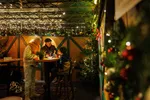 Überdachte Gastro-Stände auf dem Weihnachtsmarkt