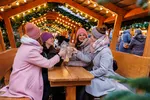 Heiße Getränke auf dem Weihnachtsmarkt