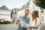 Paar auf Rathausplatz mit Stadtplan