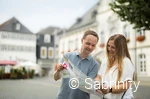 Paar auf Rathausplatz mit Stadtplan