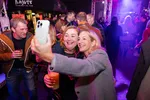 Zwei Frauen machen Selfie beim Feiern auf der Herbstwoche