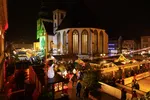 Blick auf die Marienkirche während des Weihnachtsmarkts