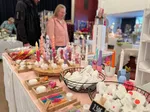 Stand mit bunten Osterdekorationen