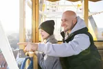 Vater und Tochter fahren Riesenrad