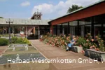 Vor der Kurhalle im Kurpark von Bad Westernkotten
