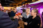 Freunde stoßen an in der Weinbar auf der Herbstwoche