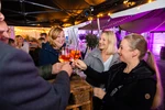 Freunde stoßen an in der Weinbar auf der Herbstwoche